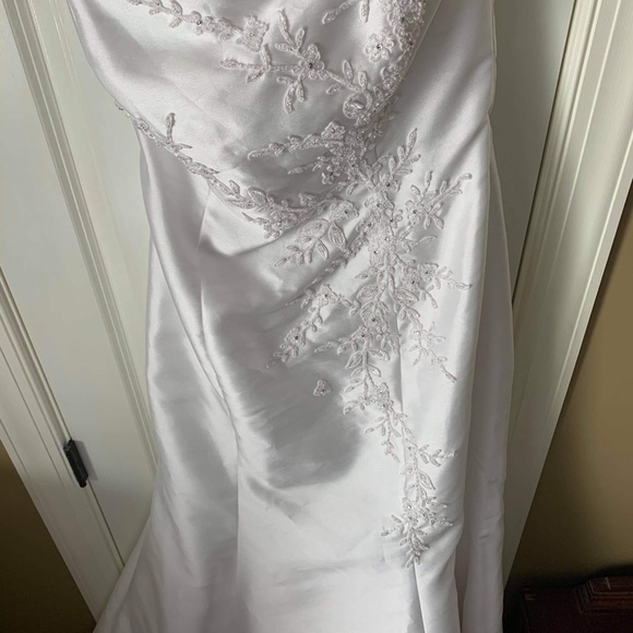 Wedding Dress - Picture 2 of 9
